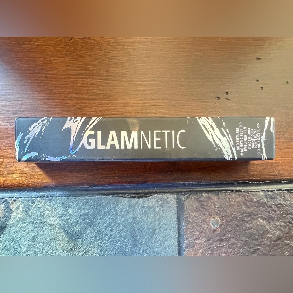 NIB GLAMNETIC DEEP SPACE MAGNETIC FELT TIP EYELINER PEN